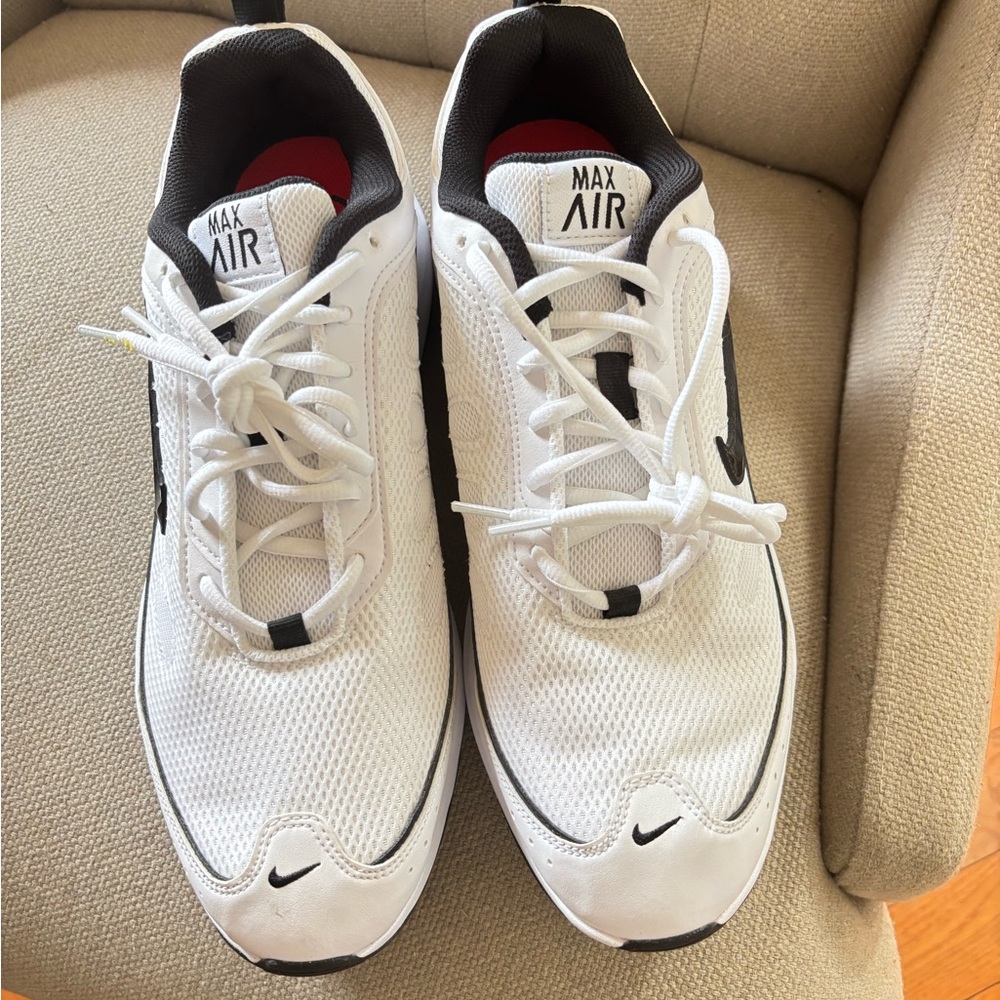 Nike Air Max Ap running shoes size 11